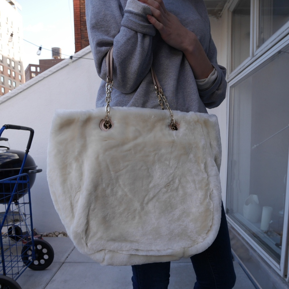 NWOT, Tory Burch White Shearling Tote w Gold Chain